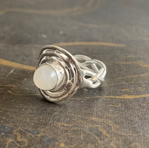 Anillo de Plata 925 con Piedra Lunar de Diseño Moderno y Vintage (4.4 Gramos) para Uso Unisex en Bodas o Diario - Product Image 2