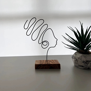 Sculpture en fil de fer pour femme avec base en bois, objet décoratif de table pour la maison, le bureau, le salon, la décoration festive et de célébration - Product Image 1