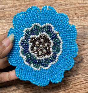 Sous-verres perlés au design oriental, tapis en tissu avec broderie de perles bleu foncé et bleu ciel - Product Image 1
