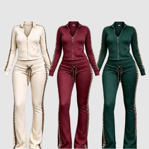 Conjunto de Chándal para Mujer al por Mayor con Sudadera con Capucha, Estampado de Leopardo y Rayas Laterales, Chaqueta con Cremallera Completa y Pantalones Acampanados, Logotipo Personalizado, ODM, Ropa Urbana - Product Image 2