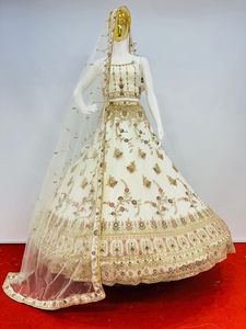 Ensemble Lehenga Choli de mariée de luxe en filet avec chemisier lourd, Full Jarkan Stone Work & Jaal Dupatta | Tendance et exigeant - Product Image 4