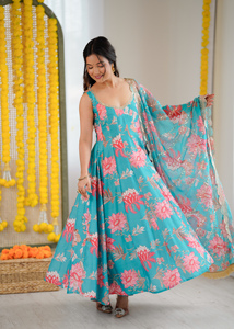 Vestido Maxi Artesanal de Muselina con Estampado Floral, Corte Kali, Voluminoso, con Velo de Organza Bordado y Parte Inferior Coordinada para Mujer - Product Image 1
