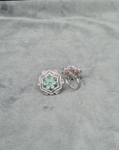 Bagues de mode ajustables en forme de fleur hexagonale géométrique, plaquées rhodium, avec halo de pierres AD, pour femmes, vente en gros - Product Image 3