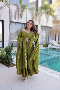 Robe longue Anarkali en soie élégante pour femmes, avec décoration en dentelle, pour mariages et fêtes - Vente en gros - Product Image 2