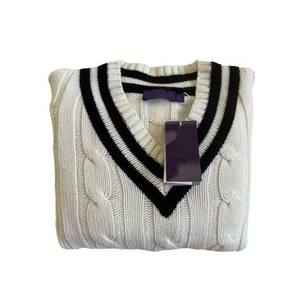 Pull de cricket respirant à manches longues et col en V pour homme, avec personnalisation du logo sur le devant, tricoté à la main en laine/cachemire - Product Image 3