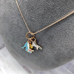 Collar de Cuento de Hadas Encantador con Triple Dije, Diseño de Zapatilla, Carruaje de Calabaza y Motivos de Unicornio, Esmalte Vibrante - Product Image 5