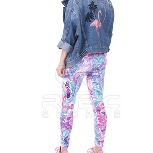 Leggings de sublimación para mujer de marca privada fabricados en Pakistán con tela elástica premium y diseño personalizado - Product Image 2