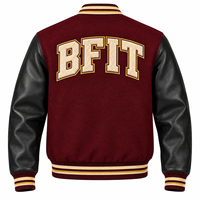 Veste universitaire marron avec manches en cuir noir, boutons dorés, logo brodé, style preppy pour homme, vêtement d'automne