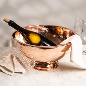 Bac à glace de luxe en cuivre martelé pour vin et boissons, grand format, sur piédestal, finition martelée, pour fêtes - Product Image 1