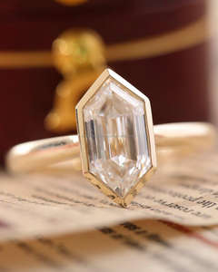 Bague de fiançailles/mariage pour femme, style vintage, or jaune 14 carats, diamant de laboratoire taille ovale VS, certifié IGI classique - Product Image 1