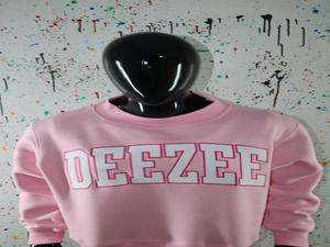 Sudadera DEEZEE PINK con cuello alto, 100% BLANCA, con apliques bordados, cuello ancho, hilos finos. - Product Image 3
