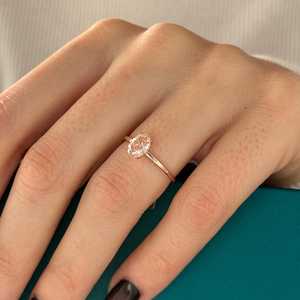 Bague solitaire en diamant rose intense fantaisie ovale de 1 carat, or rose 14 carats, bague de fiançailles minimaliste délicate, certifiée IGI - Product Image 4