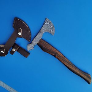 Hache à fendre en acier Damas forgé à la main de qualité industrielle, manche en bois, style Viking barbu, durable, pour la chasse, le camping et la construction - Product Image 4