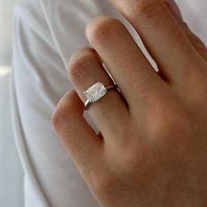 Anillo de Compromiso con Corte Alargado de 2 Quilates, Anillo Solitario de Oro Blanco de 14k con Corte Catedral, Certificado IGI - Product Image 6