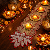 Roter Spiegel-Lotus Diwali Tischläufer mit goldenen Kerzenhaltern und Perlenstickerei für Hochzeits- und Heimdekoration