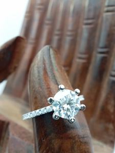 D'VINS JEWELS Anillo de Compromiso Clásico para Mujer con Diamante de Corte Brillante en Plata 925 Certificado por IGI, Engaste de Puntas y Banda Pavé - Product Image 4
