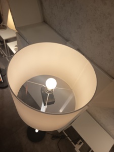 Lámpara de Pie Moderna de Metal con Pantalla de Tela, E26/E27 LED 6W, Luz Blanca Cálida, Diseño Minimalista para Sala de Estar - Product Image 3