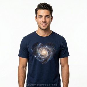 Camiseta Azul Marino para Hombre con Estampado Gráfico de Galaxia y Corazón, Camiseta de Algodón Sublimada Personalizada, Ropa Urbana de Moda - Product Image 1