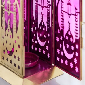 Encantadora Linterna Marroquí de Metal Dorado con Diseño de Luna y Estrella, Portavelas de Cristal Morado para Decoración del Hogar en Ramadán - Product Image 3