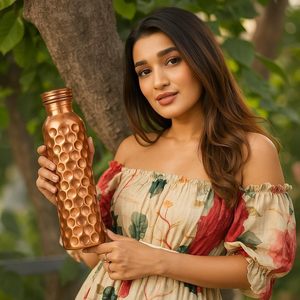 Botella de Agua de Cobre Dorado Hecha a Mano, 1000 ml, Recipiente Ayurvédico sin Costuras, Beneficios para la Salud y Frasco Metálico Antimicrobiano - Product Image 4