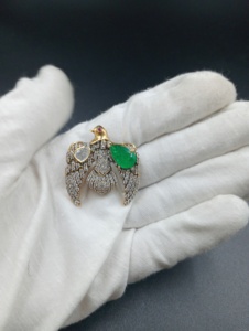 Broche en forme d'aigle plaquée or avec doublet vert et pierre polki, accessoire de mode unisexe, bijou fait main pour cadeau - Product Image 1