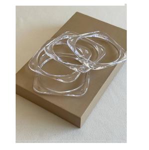 Pulsera de acrílico transparente más vendida a precio asequible, pulsera de resina transparente de diseño personalizado al por mayor para tallas grandes en venta - Product Image 1