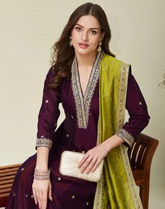 Elegante Conjunto de Kurta Beige para Mujer, Estilo Vichitra Tradicional, con Protección Solar y Dupatta Bordada en Color Vino - Product Image 2