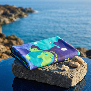 [K-ESSENTIALS] Serviette de plage personnalisée en polyester et nylon ultra-premium, douce, absorbante, à imprimé vibrant, pour la natation - Product Image 1