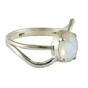 แหวนเงินแท้ 925 ประดับมูนสโตนสีรุ้ง ดีไซน์สวยงาม รุ่นสโนว์ไวท์ จาก Shri Ashapura Jewels BOHEMIA ตกแต่งขอบแบบคริสเตียน - Product Image 1