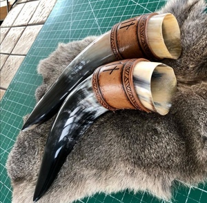Tasse à boire en corne de buffle nordique de qualité supérieure, fabriquée à la main, style médiéval, pour miad ou bière, avec bande en cuir. - Product Image 3
