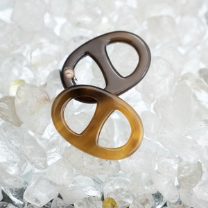 Anillo para Bufanda Ecológico de Cuerno de Búfalo con Acabado Pulido, Sujeción Segura y Elegancia Suave para Bufandas - Regalo de Año Nuevo y Halloween - Product Image 1