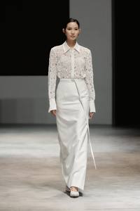 Blusas y Camisas para Mujer al por Mayor, ODM, Elegantes, con Cuello Mandarín, Largas, LUSTROUS VEIL SHIRT, Vietnam - Product Image 3