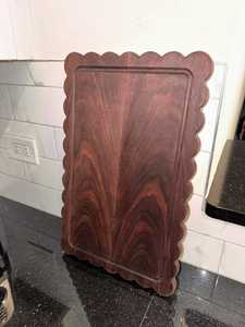 Tabla de cortar de acacia negra maciza con borde festoneado, recién llegada: Bloque de corte hecho en EE. UU. para cocinas - Product Image 6