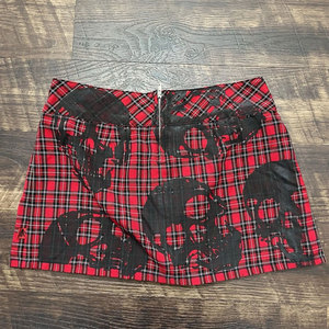 Minifalda plisada a cuadros rojos para mujer, estilo gótico, con estampado de calavera y cremallera frontal - Product Image 1