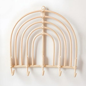 Crochets multiples en rotin arc-en-ciel pour rangement de chambre, essentiels à bon prix, pour suspendre chapeaux, sacs et vêtements - Product Image 1