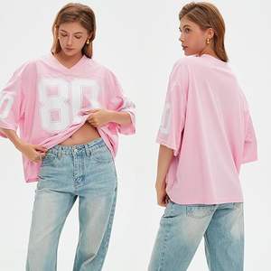 Haut d'été streetwear personnalisé surdimensionné à col en V en maille avec impression de numéro, fabricant de vêtements en gros OEM ODM - Product Image 1