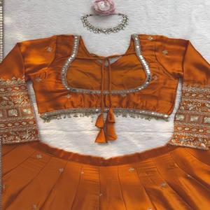 Conjunto de Lehenga de Seda Satinada VASTRA COTTAGE con Adornos de Lentejuelas y Blusa sin Coser con Dupatta de Georgette Sintética - Product Image 6