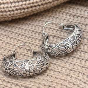 Pendientes de aro con filigrana ornamentada para mujer, pendientes de aro de latón plateado, pendientes florales de latón, pendientes llamativos al por mayor - Product Image 1