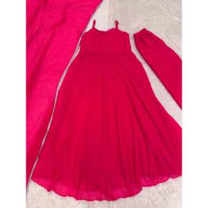 Vestido de Fiesta Hecho a Mano con Corte en A y Tela de Chifón, con Dupatta y Cintura Natural - Product Image 2