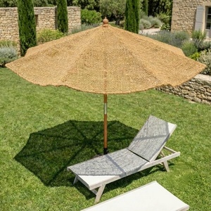 Parasols de plage ronds en fibre de coco, durables, pour l'ombrage extérieur. - Product Image 1