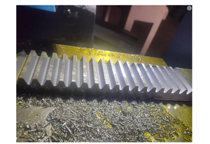 Machine à former les engrenages CNC 3 axes Shinohara SR2 pour le façonnage de précision des engrenages et la fabrication industrielle - Product Image 2