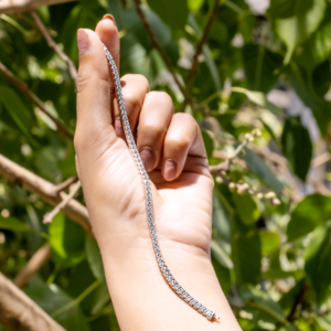 สร้อยข้อมือเทนนิสทองคำขาวประดับเพชรทรงกลมเจียระไนแบบบริลเลียนท์ ชุดของขวัญเครื่องประดับหรูหราสำหรับงานแต่งงานสำหรับผู้หญิง สง่างาม - Product Image 4