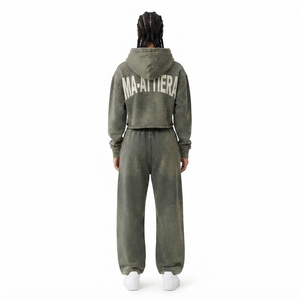 Ensemble survêtement décontracté pour femme : sweat à capuche court zippé et pantalon large vert olive avec détails en strass - Product Image 2