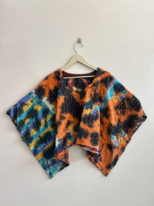 Top tradicional Kantha hecho a mano con teñido anudado vintage para mujer, poncho bohemio, top hippie. - Product Image 2