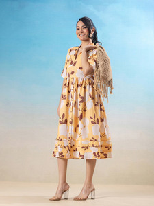 Vestido midi amarillo y blanco con estampado floral, cuello camisero, mangas cortas regulares, detalle fruncido o plisado, corte recto. - Product Image 4