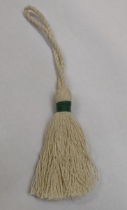 Décoration de porte-clés en laiton avec pompon crème et bande verte, accent bohème pour la maison, à suspendre en intérieur, pour la décoration du salon - Product Image 5