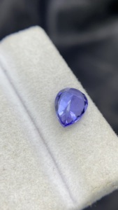 Pierre de Tanzanite naturelle certifiée super attrayante, taille poire, avec une couleur et un lustre excellents, Zoisite naturelle 1,94 carat, clarté éclatante - Product Image 5