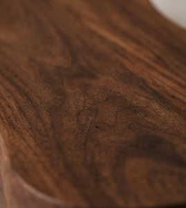 Planche à découper robuste en bois de manguier teinté noyer, plateau à fromage en forme de rein avec pieds surélevés - Product Image 3