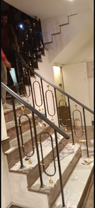 Vente en gros de balustres contemporains en fer noir et or avec design en laiton pour escaliers résidentiels et commerciaux de luxe - Product Image 4