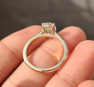 Bague de fiançailles solitaire de luxe en diamant avec sertissage élégant à quatre griffes, bijou raffiné pour mariage, anniversaire ou cérémonie nuptiale. - Product Image 5